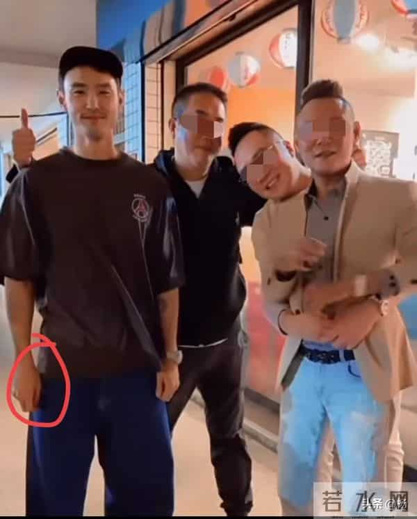 43岁阮经天被网友偶遇，作为明星自觉悄悄地把烟藏起来，好可爱