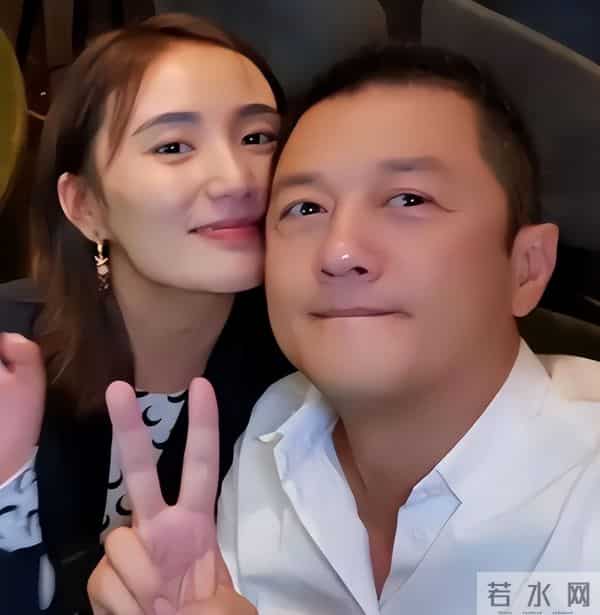 李亚鹏离婚三十天背4.5亿债王菲当年的担心成真女儿账号被围攻