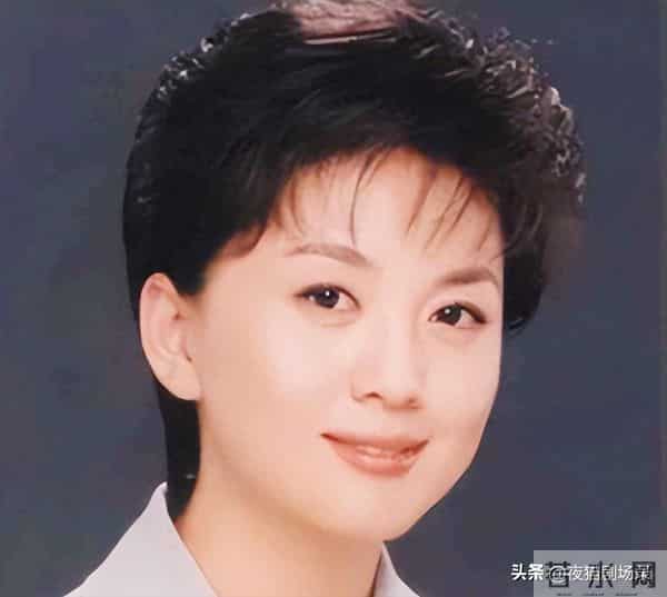 告别央视舞台后,51岁海霞新身份亮相,家世背景显赫