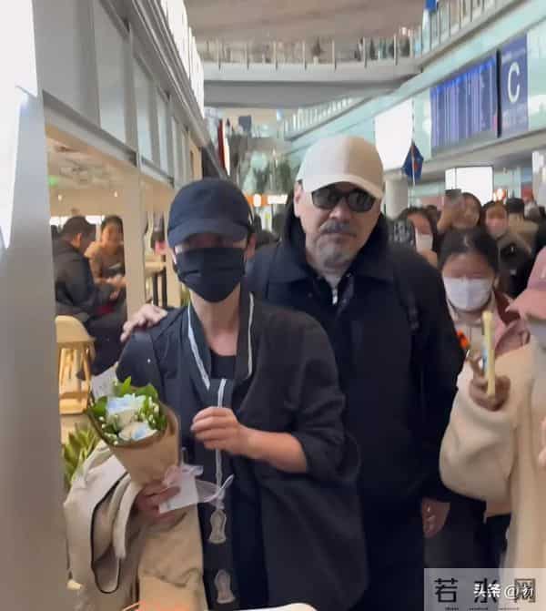 机场偶遇李建斌夫妇，胡子花白全程搂妻子肩，蒋勤勤身材窈窕依旧