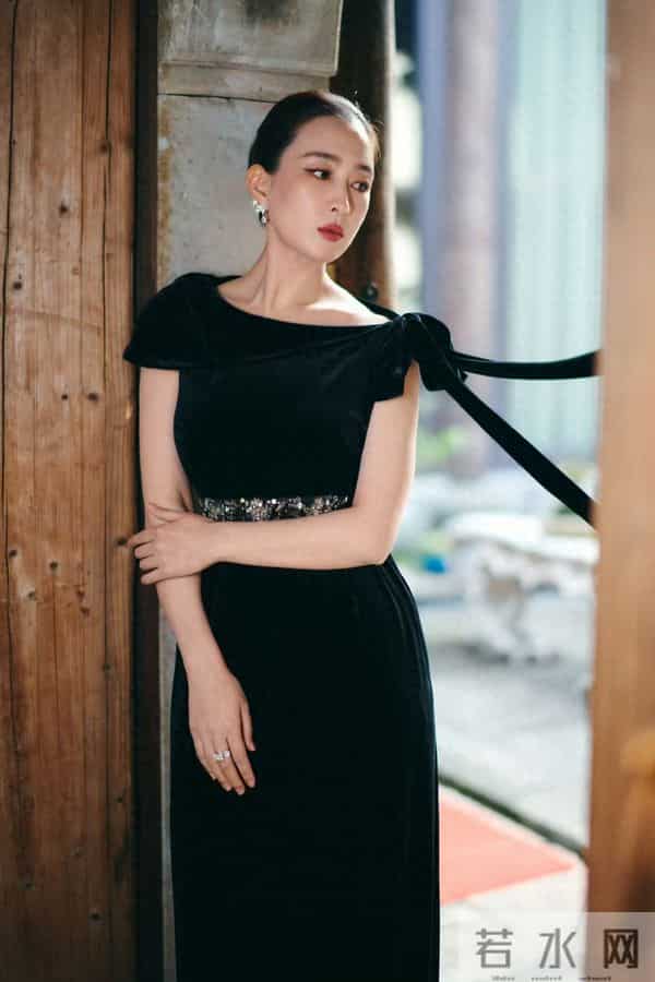 马苏丝绒黑裙衬纤美身段，国风园里裙摆轻扬，冷艳贵气太出挑