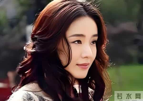 曾被张艺谋力捧,火后与富豪卷款61亿逃亡国外,现在的她过得如何