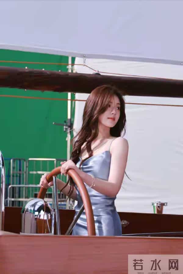赵露思，蓝色吊带裙，清新甜美可爱，氛围感十足！