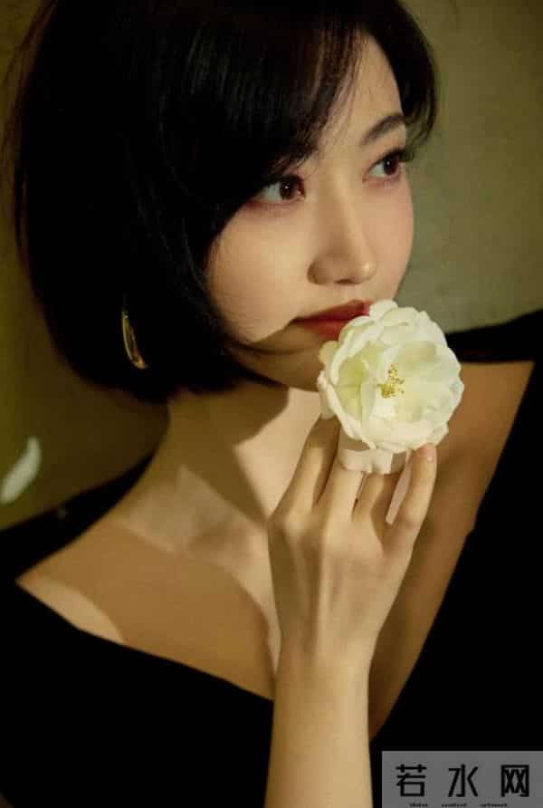 景甜 黑色包臀裙氛围感写真