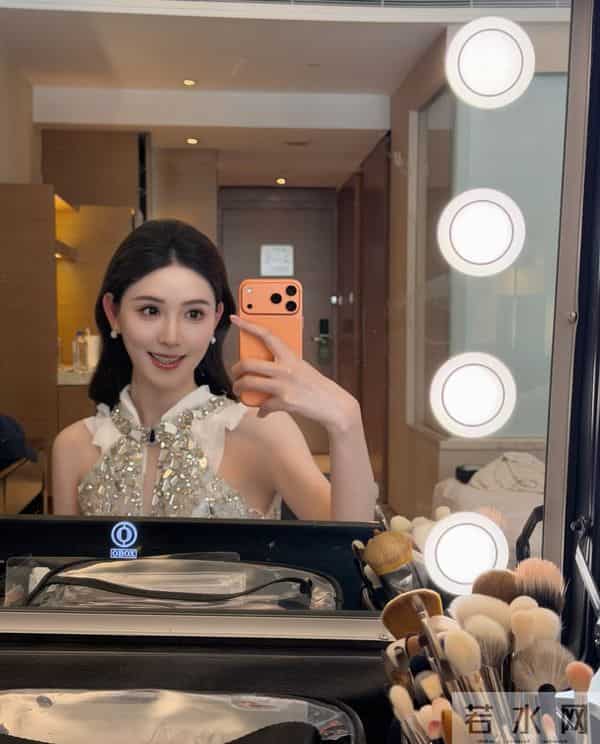 李丹儿亮相金鸡奖红毯,穿闪钻挂脖纱裙气质温婉