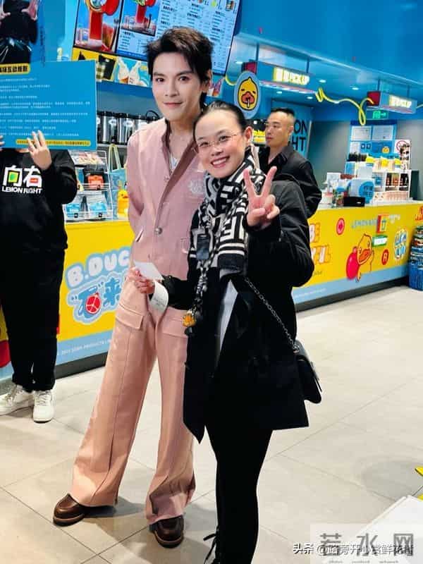 41岁向佐现身上海一家奶茶店 打扮时尚 又瘦又高 颜值一般 脸上妆太浓