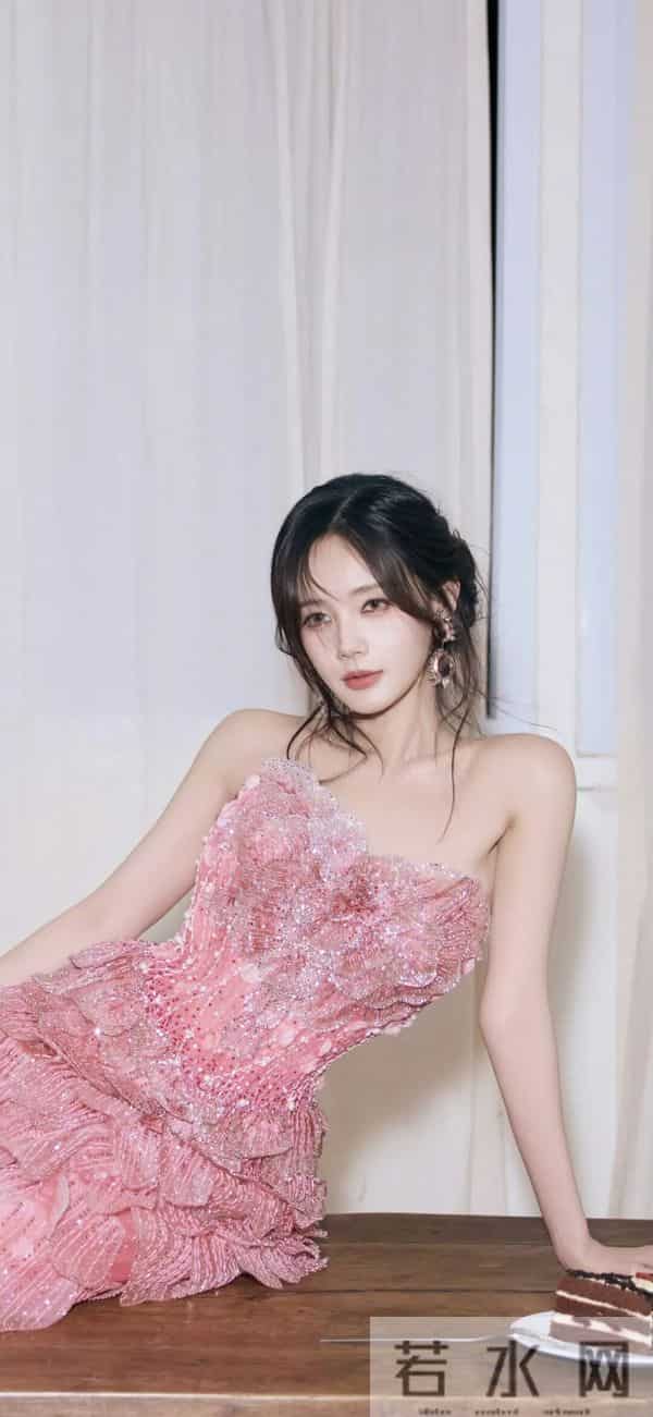 李一桐｜粉裙鱼鳞裙封神！新剧路透美翻+怼脸生图扛打