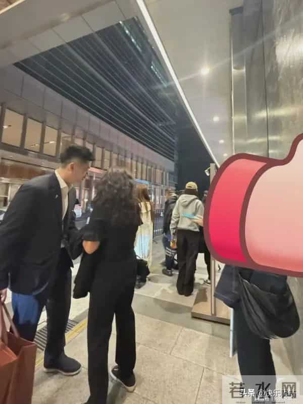 小海绵和杨颖现身上海！杨颖打扮朴素，小海绵长高了也长胖了！