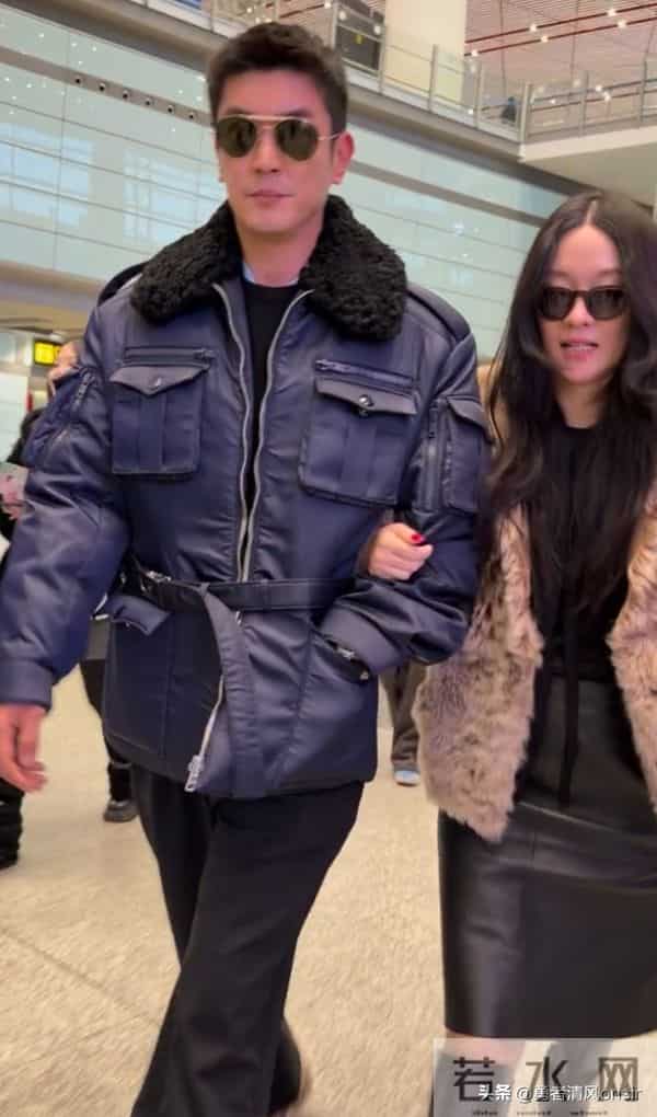 杜江夫妇最新机场照，霍思燕穿皮草似贵妇，挽着老公幸福又甜蜜