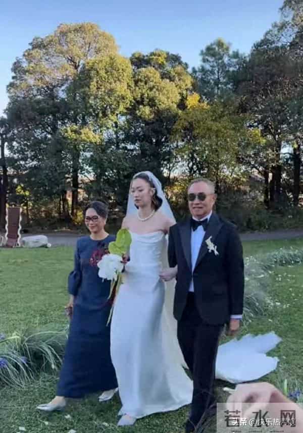 霍震霆朱玲玲出席三儿子婚礼，现场布置简单，不及当年霍启刚婚礼