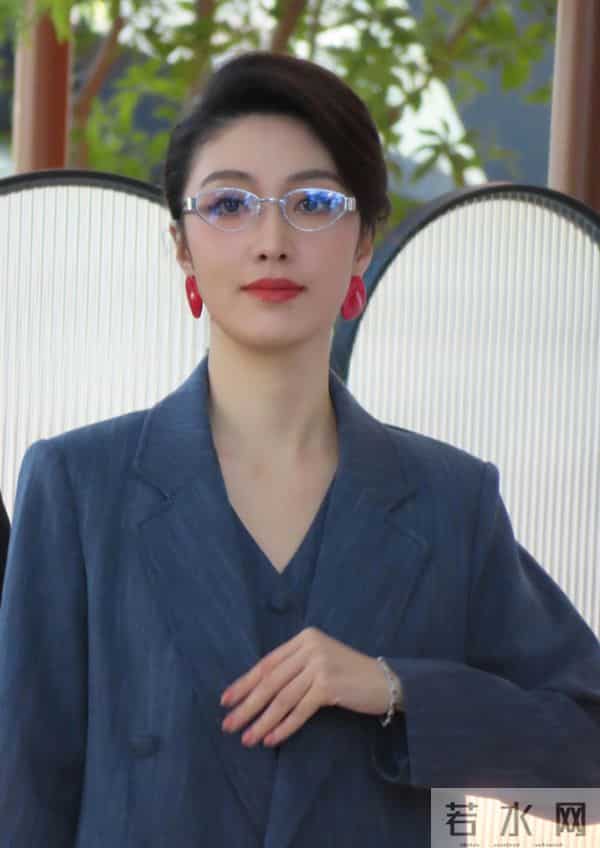 何卿分享美图，蓝西装配高马尾，气质优雅美得好高级