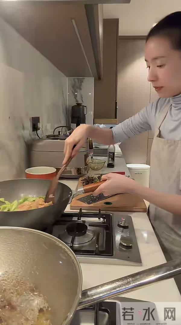 45岁董洁北京定居，住豪宅不请保姆不通暖气，自己洗衣做饭很勤劳