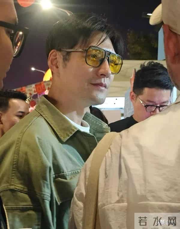 46岁严屹宽和朋友泉州逛街,打扮低调外表好年轻,脸蛋是真抗打啊