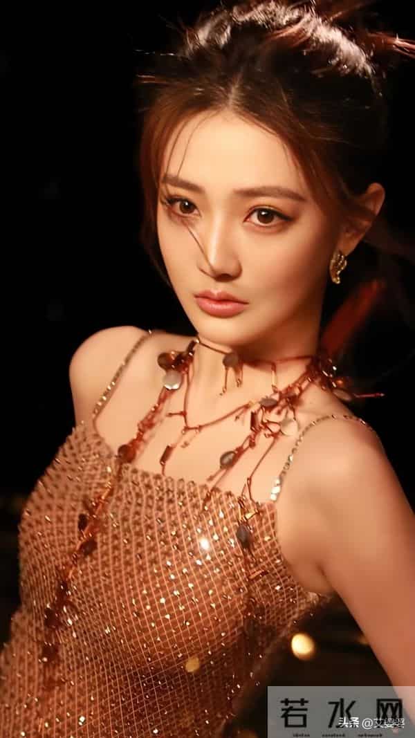 既有少女的清新甜润,又有成熟女性的冷艳疏离 “草原女神 ”徐璐