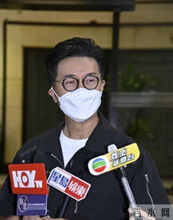 一路走好!香港资深艺人设灵遗孀哭成泪人,刚做完心脏支架手术