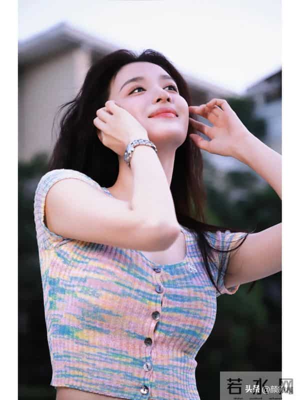 王楚然这组夏日随拍，美到想直接存图当壁纸！