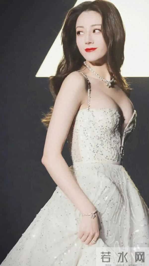 迪丽热巴白色性感深v领礼服裙,美的惊艳动人