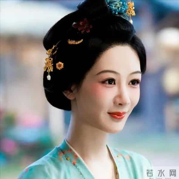 面相都变了!再看33岁杨紫和33岁迪丽热巴,才明白两人差别在哪里