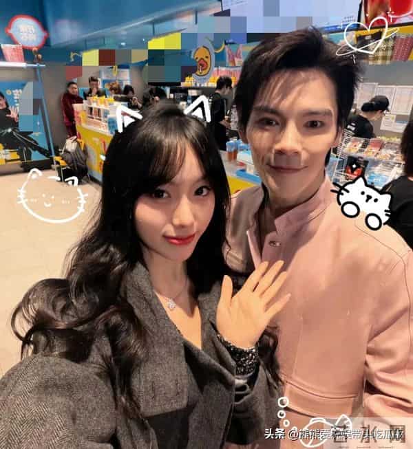 41岁向佐现身上海一家奶茶店，脸上化的妆太浓了，看起来好奇怪