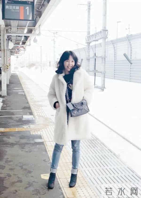 杨紫穿20年前的衣服出席活动，细心看还有污渍和虫洞…