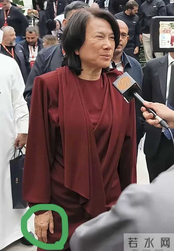 闫妮素颜曝光显老态,网友抓拍明星,高清镜头下,原来她们长这样