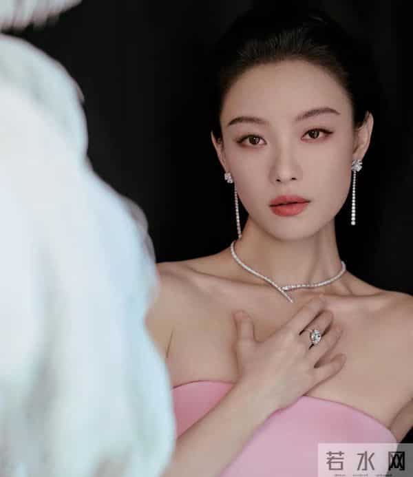 倪妮这身,完美诠释什么叫“用温柔的颜色,穿出最强的气场”!