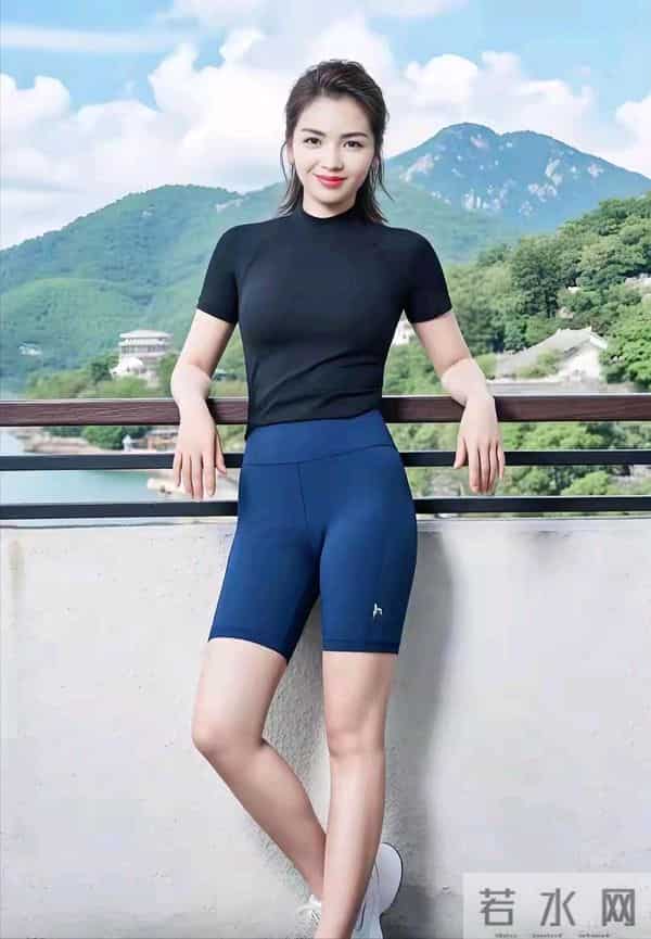 演员刘涛穿紧身运动装在公园小路,笑容超灿烂