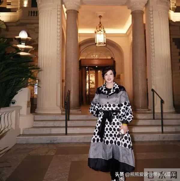 75岁刘晓庆越活越年轻！穿黑白波点大衣+运动鞋，时髦减龄又高级