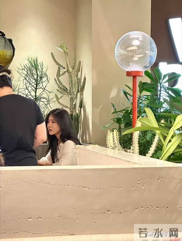 邓家佳在重庆吃烤鱼被偶遇，小姨妈气质绝了 脸小精致 美得恰到好处