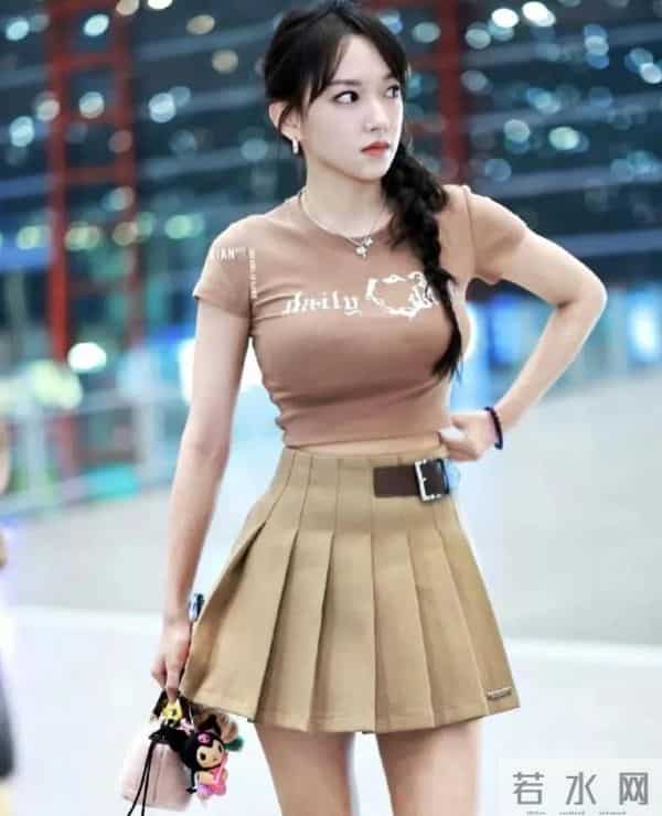 程潇现身机场,打扮太时尚,完美凸显好身材,腰好细,令人羡慕!