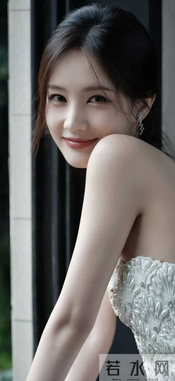 李一桐｜珍珠白裙封神！编发造型+萌系互动杀疯热搜
