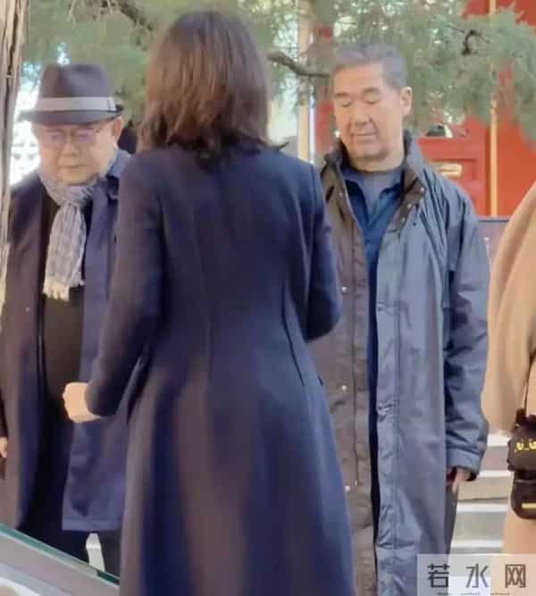 70岁张国立和76岁王刚在北京被偶遇，俩人老了好多，同框好温馨啊