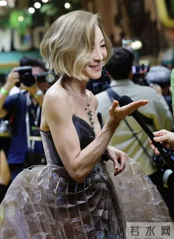 闫妮素颜曝光显老态,网友抓拍明星,高清镜头下,原来她们长这样