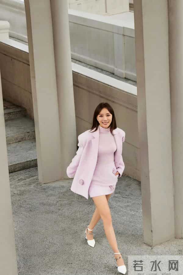 王珞丹还是那么爱穿肉色丝袜