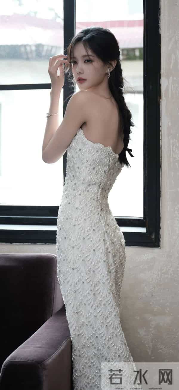 李一桐｜珍珠白裙封神！编发造型+萌系互动杀疯热搜