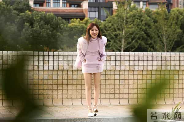 王珞丹还是那么爱穿肉色丝袜