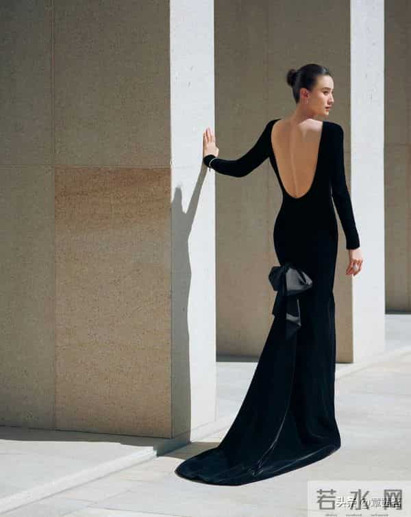 45岁宋佳二封金鸡影后，穿黑色礼服裙拍宣传照优雅迷人