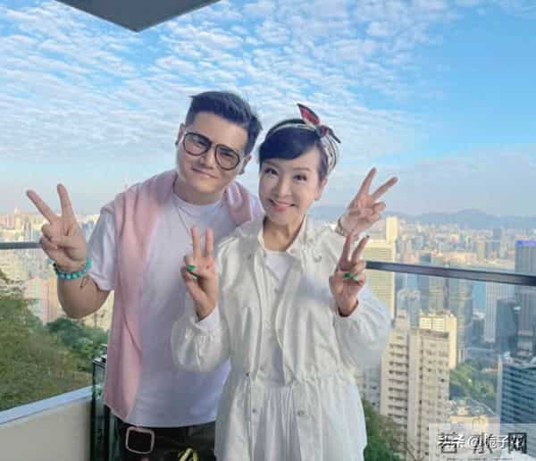 谢霆锋妈妈狄波拉和朋友庆祝76岁生日,她头戴蝴蝶结,白衣白裤