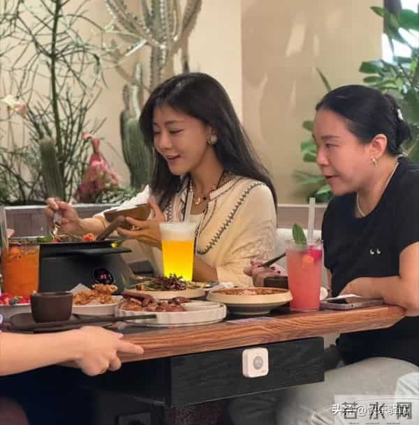 邓家佳在重庆吃烤鱼被偶遇，小姨妈气质绝了 脸小精致 美得恰到好处