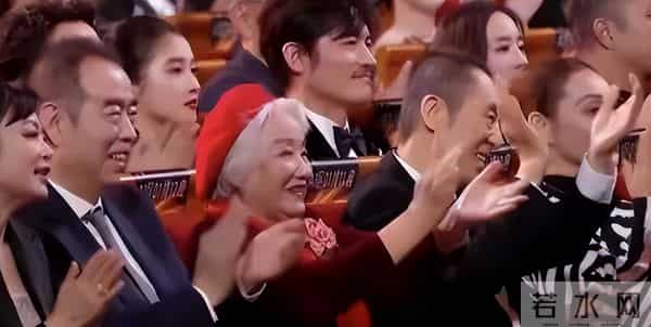 这一夜，金鸡奖成"照妖镜"姚晨脸肿，蒋勤勤歪嘴，佟丽娅褶子多