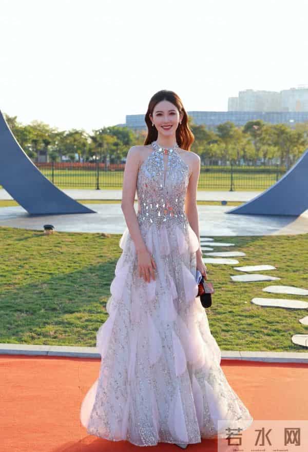 李丹儿亮相金鸡奖红毯,穿闪钻挂脖纱裙气质温婉