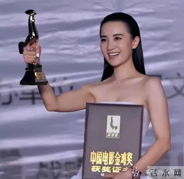 金鸡奖这夜，人情冷暖、江湖地位，在45岁宋佳身上体现得淋漓尽致