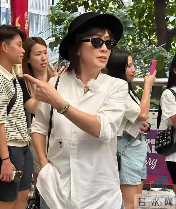 59岁刘嘉玲上海被网友偶遇,脸部圆润气色好,身材保持似三四十