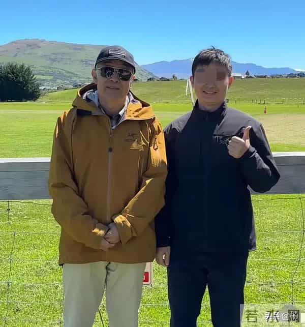 68岁老戏骨李建义新西兰被网友偶遇，年近古稀打扮低调身材硬朗！