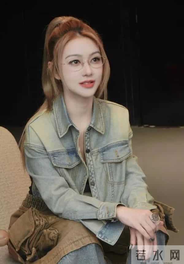 43岁薛凯琪换风格后大回春！穿牛仔套装扎高马尾，减龄不止10岁
