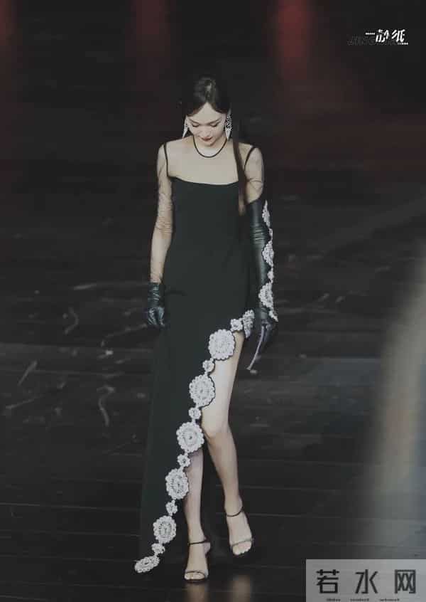 唐嫣红唇 黑长裙高开叉，腿好长好白啊！