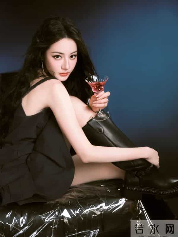 迪丽热巴｜黑裙甜酷风杀疯了！粉钻弓箭造型又美又飒