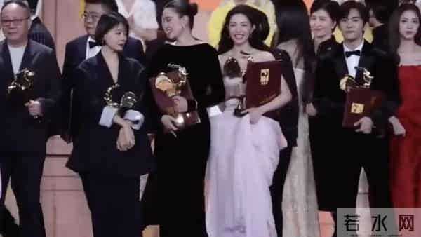 钟楚曦又“抢”C位?这一次合影环节站中间,抢风头争议又来了