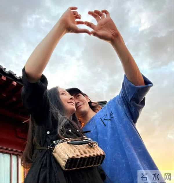 郭碧婷和向佐一家同框,女儿长得好像郭碧婷,一家四口好幸福啊!