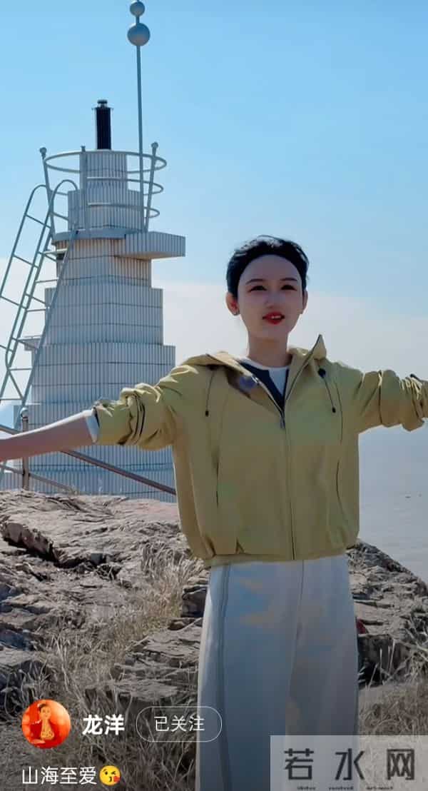 龙洋海边录节目:浅黄冲锋衣配简约盘发,气质明媚自带松弛感